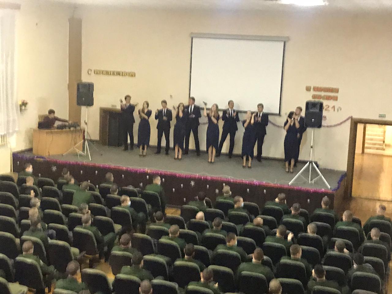 Вы сейчас просматриваете Выступление вокального ансамбля «Успех» Дома офицеров ЮВО в Воинская части с новогодней программой.