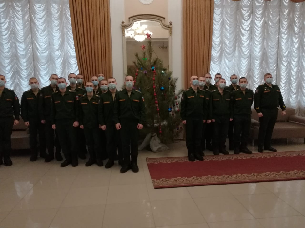 Вы сейчас просматриваете Выступление  ансамбля казачьей песни «Любо»и  солиста Дома офицеров ЮВО  Евгения Михайлова-деда Мороза ,посвящённого празднованию Нового 2021 года  для военнослужащих.