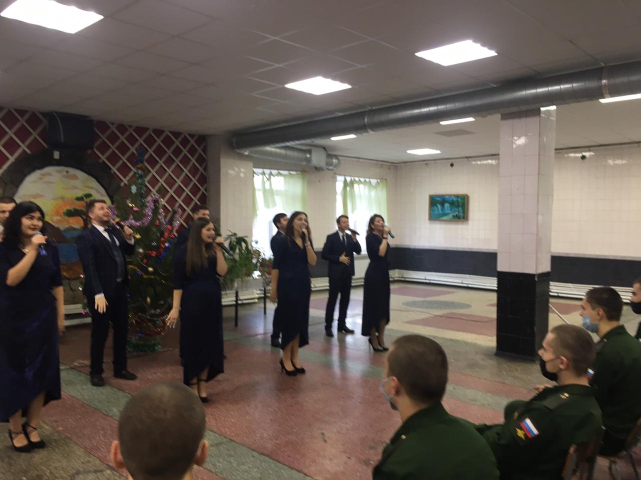 Вы сейчас просматриваете Выступление вокального ансамбля Успех Дома офицеров ЮВО, посвященное празднованию Нового 2021 года  для военнослужащих бригады РЭБ.