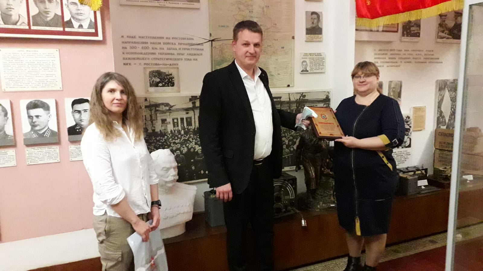 You are currently viewing Вручение благодарственных грамот дарителям бюста генерала Василия Баданова, героя знаменитого Тацинского рейда в декабре 1942 года.
