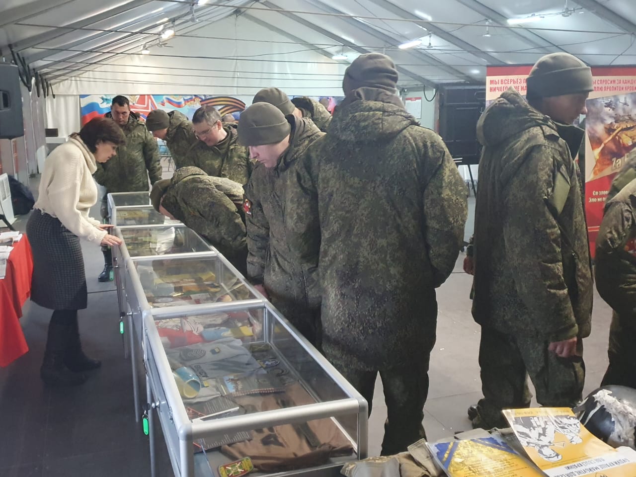 Вы сейчас просматриваете Работа передвижной выставки «Традиция побеждать», в поддержку военнослужащих-участников специальной военной операции по денацификации Украины.