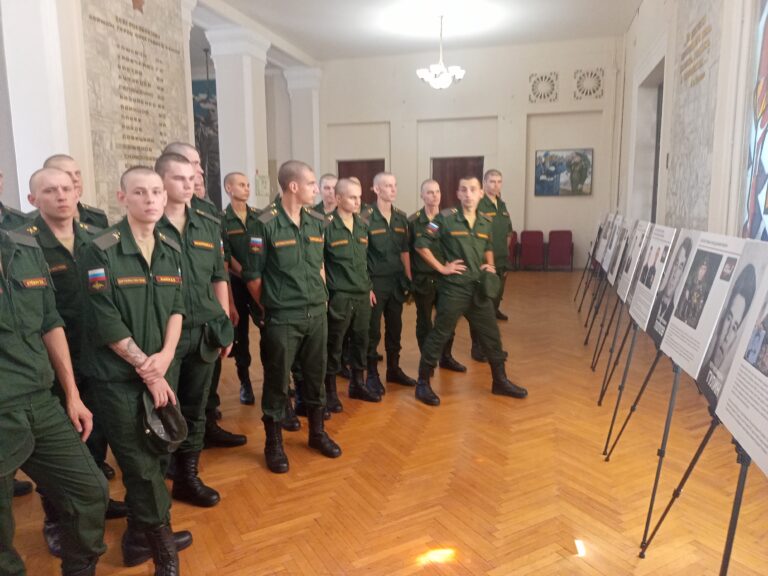 Подробнее о статье Открытие передвижной выставки Всероссийского общественного движения «Народный фронт», посвященной героям СВО и их родственникам – участникам Великой Отечественной войны (1941 – 1945 гг), к Году Семьи в России (2024)