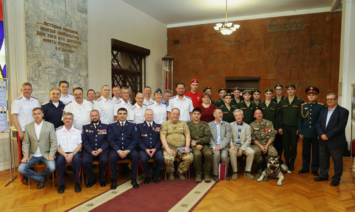 Подробнее о статье Торжественное мероприятие по передаче в военно-исторический зал Дома офицеров Южного военного округа портретов воинов-казаков – участников специальной военной операции.